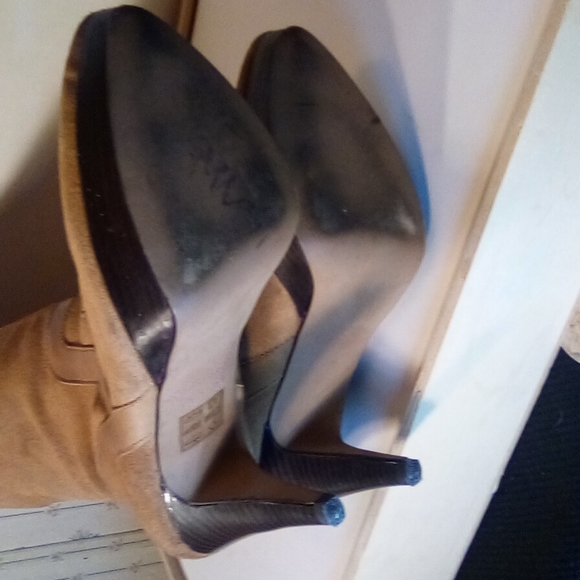 High Heel Classy Tan Suede boots with Tassel by Pilar Abril - Picture 6 of 6